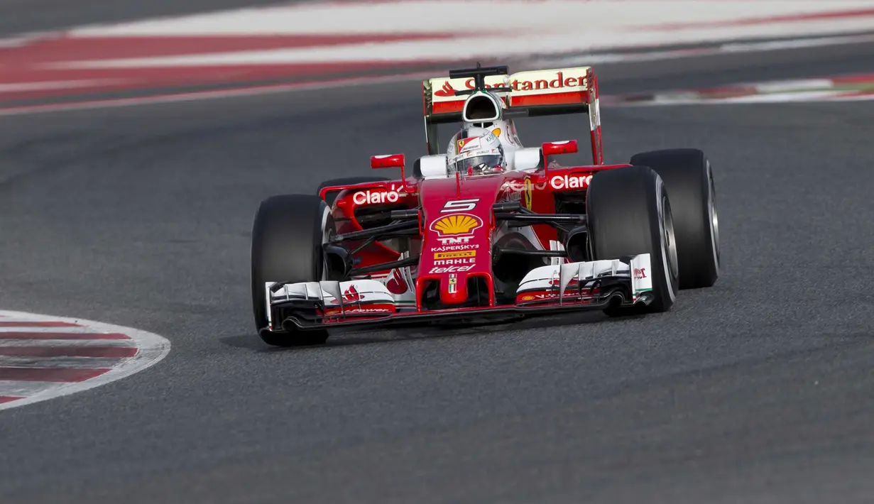 Sebastian Vettel pebalap dari tim Ferari menjadi yang tercepat dengan catatan waktu 1m24.939s pada test pre-season di  Sirkuit Catalunya, Montmelo, Barcelona, Senin (22/2/2016) malam WIB.  (EPA/Alejandro Garcia)