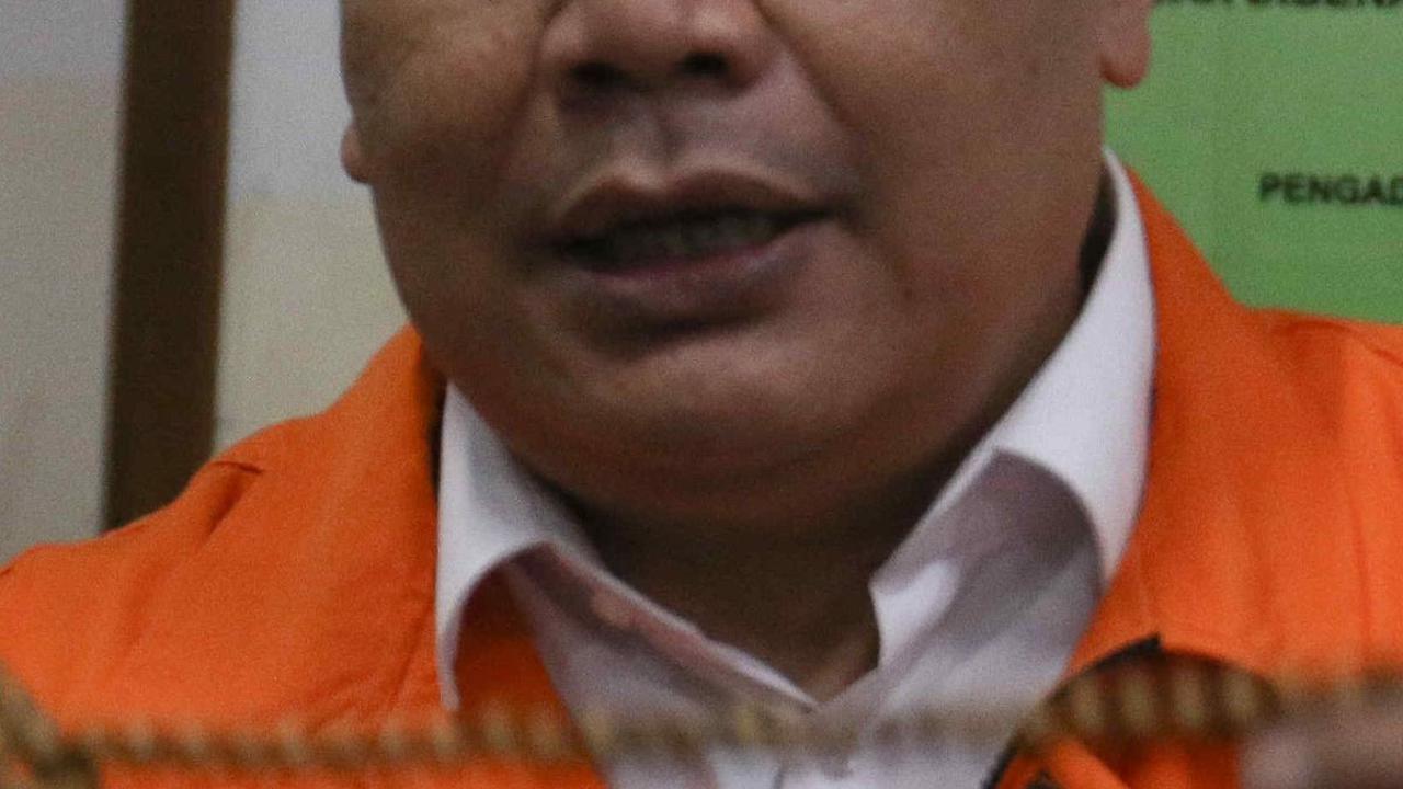 Bambang Kayun Panji Sugiharto juga diwajibkan membayar uang pengganti sebesar Rp26,4 miliar.