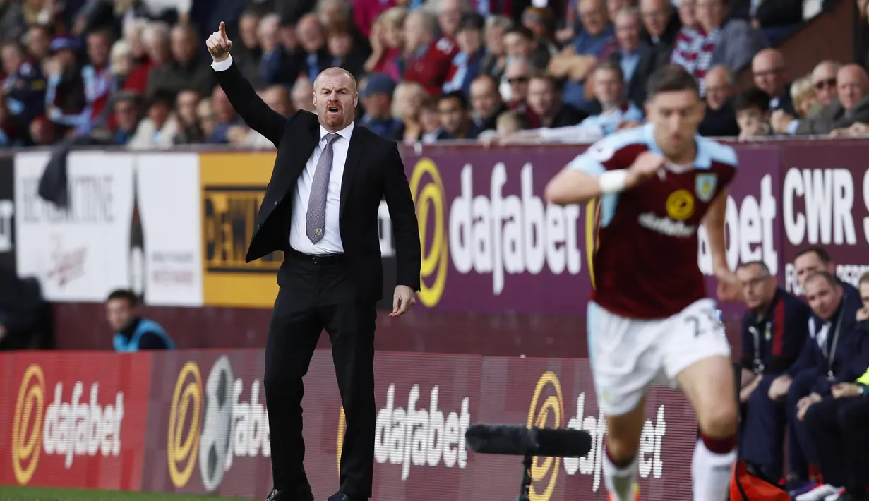 Aksi pelatih Burnley, Sean Dyche  saat memberikan instruksi kepada pemainnya melawan Arsenal pada lanjutan Premier League pekan ke-7 di Stadion Turf Moor, (2/10/2016). (Action Images via Reuters/Jason Cairnduff)