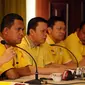 Fungsionaris GMPG, Ace Hasan Sadzily (kiri) memberi keterangan di Jakarta, Jumat (29/1/2016). GMPG meminta tim transisi untuk tetap mengawal proses rekonsiliasi mulai dari pembentukan panitia hingga Munas partai Golkar. (Liputan6.com/Helmi Fithriansyah)