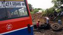 Pekerja memotong bagian mesin dari angkutan Metromini di salah satu pool Metromini, Jalan Pulogebang, Jakarta, Rabu (3/1). Satu unit bangkai metromini ini dihargai senilai Rp12 juta oleh pengepul besi bekas. (Liputan6.com/JohanTallo)