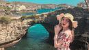 Selain berakting di depan kamera, Haviza yang seorang model ini pun kerap tampil stylish saat menjalani liburan. Dalam momen liburannya ke Bali ini ia pun tampil menawan dengan busana floral yang cocok dengan lokasi liburannya tersebut. Dalam potretnya ini ia pun menuai banyak pujian karena penampilannya yang terlihat semakin memesona dari biasanya. (Liputan6.com/IG/@havizadevianjani)