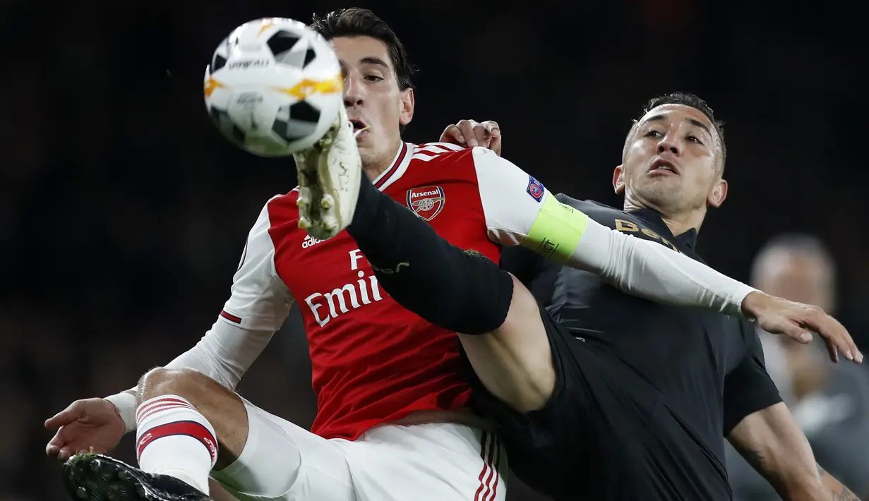 Pemain Vitoria de Guimaraes, Davidson berebut bola dengan bek Arsenal, Hector Bellerin pada pertandingan lanjutan Grup F Liga Europa di Stadion Emirates, London (24/10/2019). Arsenal menang tipis atas Vitoria dengan skor 3-2. (AP Photo/Alastair Grant)