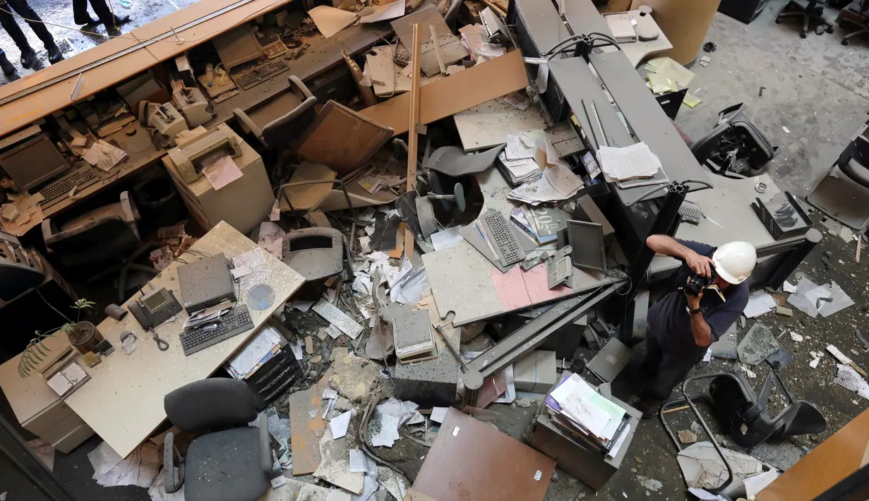 Kerusakan bagian dalam Bank Blom pasca ledakan di Beirut, Lebanon (13/6). Akibat ledakan ini, dilaporkan dua orang mengalami luka-luka.( REUTERS/Aziz Taher)