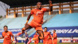 Pemain Persiraja Banda Aceh, Paulo Henrique merayakan gol ke gawang Persita Tangerang dalam laga pekan ke-7 BRI Liga 1 2021/2022 di Stadion Moch Soebroto, Magelang, Sabtu (16/10/2021). (Bola.com/Bagaskara Lazuardi)