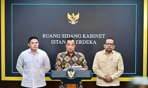 Mensesneg Prasetyo Hadi menyampaikan keputusan Presiden Prabowo merombak pimpinan BGN