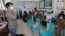 Lead Strategist 1000 Days Fund Zack Peterson memberikan paparan kepada tenaga kesehatan di Stunting Center of Excellence (CoE) Puskesmas Labuan Bajo, NTT, Senin (23/11/2020). Stunting CoE dirancang menjadi pusat pelatihan dan inovasi untuk menurunkan angka stunting di provinsi. (Liputan6.com/HO)