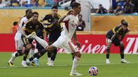 Angel Di Maria (11) dari Benfica mencetak gol pembuka timnya melalui tendangan penalti dalam pertandingan Grup C Piala Dunia Antarklub antara Boca Juniors dan Benfica di Miami Gardens, Florida, Senin, 16 Juni 2025. (AP Photo/Marta Lavandier)