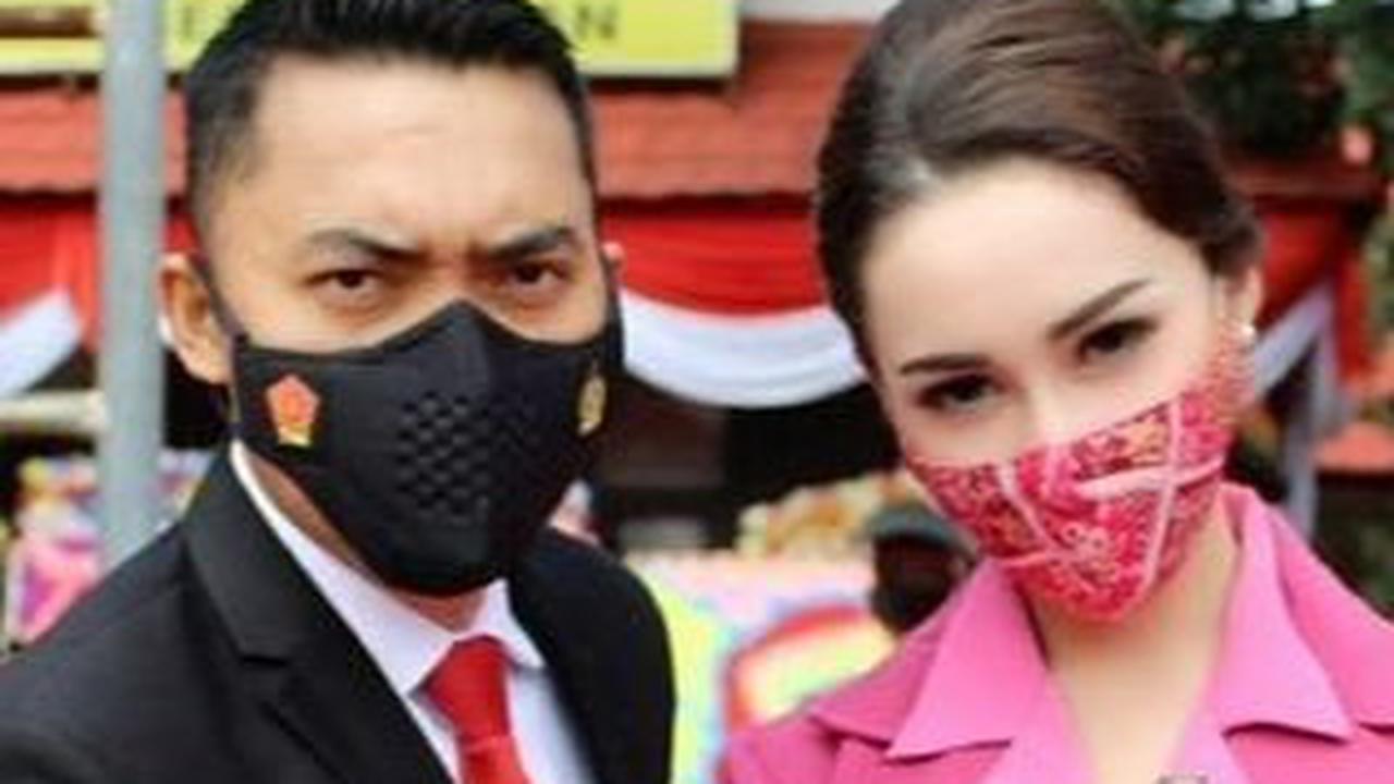 Walaupun sempat dilanda pandemi, Cristina tak gentar mendampingi suaminya dalam beberapa tugas. Ia mematuhi protokol kesehatan dengan menggunakan masker selama mengikuti acara dari kepolisian.