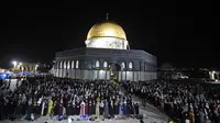Suasana di luar Kubah Batu (Dome of the Rock) yang terlihat dipadati umat muslim beribadah saat memburu malam Lailatul Qadar di kompleks Masjid Al-Aqsa di Yerusalem (8/5/2021). (AFP/Ahmad Gharabli)