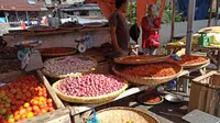 Pasar Pinasungkulan Karombasan, Manado, salah satu pasar tradisional yang ramai dukunjungi warga.