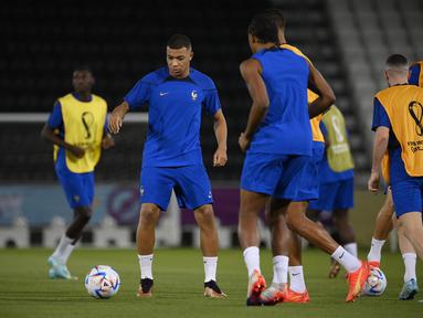 Penyerang #10 Prancis Kylian Mbappe (Tengah) dan rekan satu timnya mengikuti sesi latihan di Stadion Al Sadd SC di Doha, Jumat (9/12/2022). Partai sengit akan tersaji di babak 8 Besar Piala Dunia 2022 antara Timnas Inggris menghadapi Prancis akan digelar pada Minggu (11/12) dini hari WIB di Al-Bayt Stadium. (FRANCK FIFE / AFP)