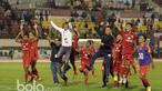 Pemain dan Official Semen Padang merayakan kemenangan atas Bhayangkara FC pada babak delapan besar Piala Presiden 2017 di Stadion Manahan, Solo. Jumat (26/2/2017). (Bola.com/Nicklas Hanoatubun)