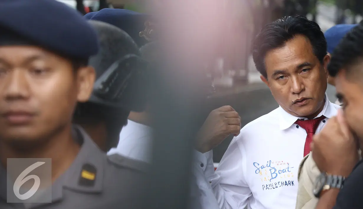 Kuasa hukum Rachmawati Soekarnoputri, Yusril Ihza Mahendra (kanan) saat berada di Mako Brimob Kelapa Dua, Depok, Jawa Barat, Jumat (2/12). (Liputan6.com/Herman Zakharia)