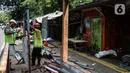 <p>Petugas membongkar ruko di Pasar Burung Barito, Kebayoran Baru, Jakarta Selatan, Jakarta, Selasa (10/5/2022). Pemerintah Kota Jakarta Selatan membongkar sejumlah ruko di Pasar Burung Barito untuk direnovasi. (Liputan6.com/Johan Tallo)</p>