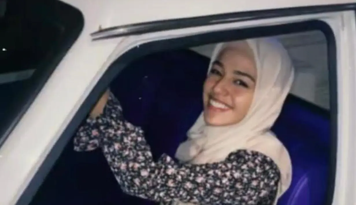 Aktris cantik berusia 25 tahun ini dipuji warganet karena penampilannya kian tertutup. Susan Sameh mengaku tak takut kehilangan pekerjaan karena memakai hijab. Pernyataan Susan Sameh ini mendapat dukungan dari publik yang terkesima dengan sikap Susan. (Liputan6.com/IG/susansameeh)