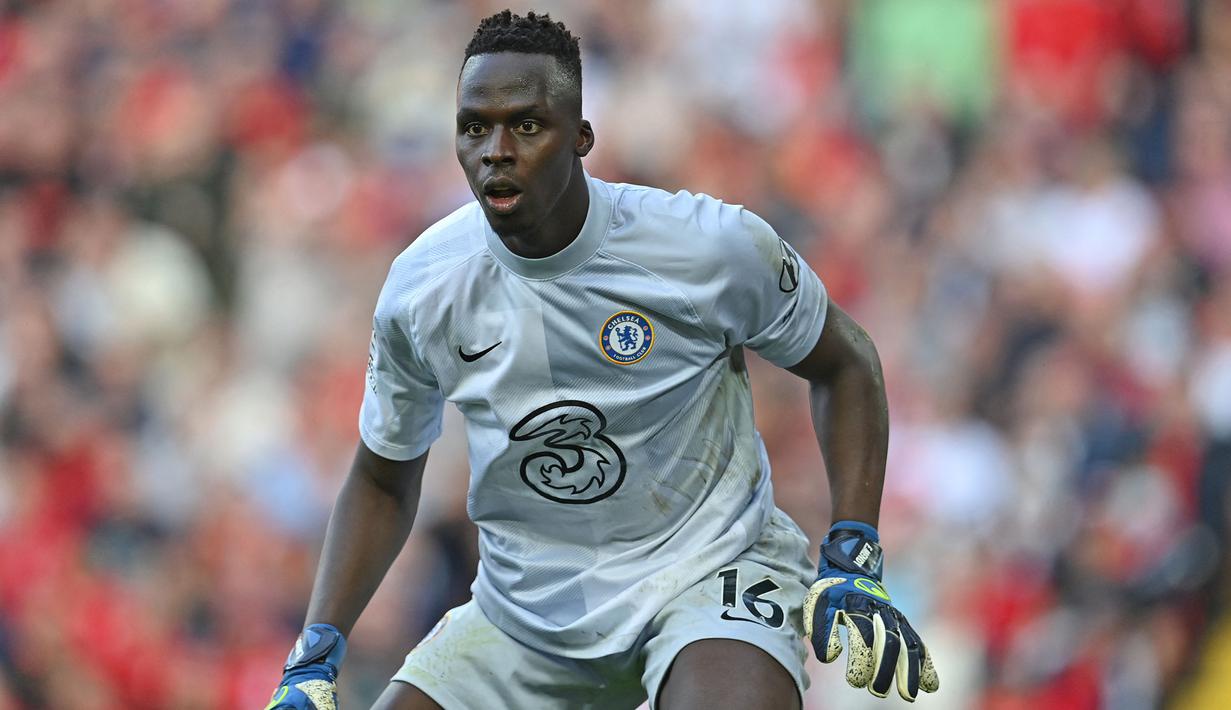Penjaga gawang Chelesa, Edouard Mendy sedang dalam performa terbaiknya. Kehadirannya di bawah mistar gawang Senegal tentu akan sangat meyulitkan lawannya. Meski peluangnya tak sebesar penyerang, Mendy masih berpeluang mendapatkan pemain terbaik di turnamen Piala Afrika 2021. (AFP/Paul Ellis)