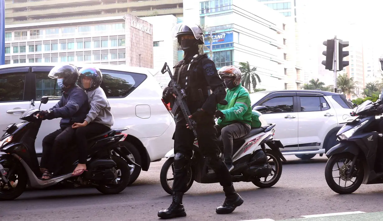 Polisi bersenjata lengkap melakukan pengamanan di Kawasan Bundaran HI, Jakarta, Jumat (31/12/2021). Pengaman tersebut untuk mengamankan kondisi Jakarta saat malam pergantian tahun baru 2021. (Liputan6.com/Angga Yuniar)