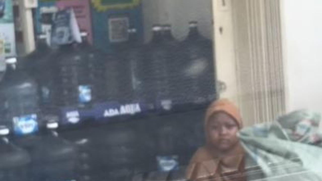 Kisah Bocah 9 Tahun yang Bantu Ayahnya Cari Rongsokan Ini Viral, Bikin Haru