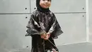 Sedangkan beberapa hari lalu, Ameena terlihat mengenakan gamis, lengkap dengan hijabnya. [Foto: Instagram/ameenaatta]