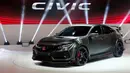 Mobil Civic Type R Prototype saat ditampilkan di Paris Auto Show di Paris, Prancis (29/9). Pameran otomotif yang berlangsung pada 1-16 Oktober 2016 ini menghadirkan deretan mobil konsep, terbaru, mewah dan berkelas. (REUTERS/Benoit Tessier)