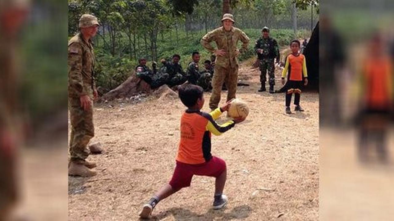 Anak SD di Bandung ditantang main rugby oleh tentara Australia