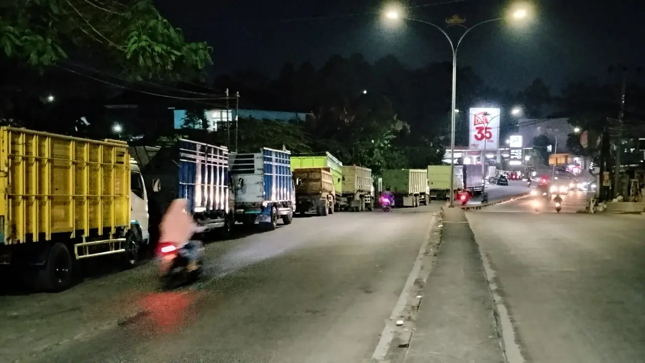 Antrean panjang kendaraan untuk mendapatkan Biosolar bersubsidi di sejumlah SPBU di Lampung.