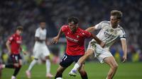Bek Real Madrid, Dean Huijsen (kanan) mencoba merebut bola dari kaki Ante Budimir di laga Real Madrid vs Osasuna (AP Photo/Manu Fernandez)