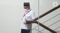 Bupati Hulu Sungai Utara (HSU) Kalimantan Selatan, Abdul Wahid usai diperiksa penyidik di Gedung Merah Putih KPK, Jakarta, Jumat (1/10/2021). Abdul Wahid diperiksa sebagai saksi terkait dugaan suap pengadaan barang dan jasa di Kabupaten Hulu Sungai Utara, Kalsel. (Liputan6.com/Helmi Fithriansyah)