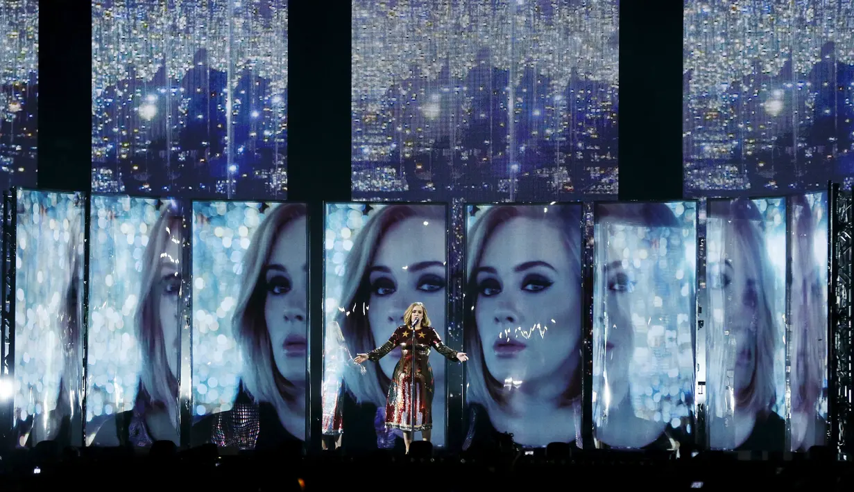 Penampilan penyanyi, Adele di atas panggung BRIT Awards yang digelar di O2 arena, London, Rabu (24/2/2016). Selain Adele, sederet musisi terkenal juga memeriahkan ajang penghargaan bergengsi tersebut. (REUTERS/Stefan Wermuth)