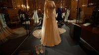 Gaun malam pernikahan Putri Eugenie rancangan Zac Posen ditampilkan selama pratinjau media di Kastil Windsor, London, Kamis (28/2). Gaun itu akan dipajang sebagai bagian dari pameran yang berlangsung dari 1 Maret hingga 22 April 2019. (AP/Matt Dunham)