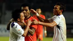 Keributan kecil sempat terjadi antara Victor Pae (Persija Jakarta) dan Rendy Saputra (Persik Kediri) saat berlaga di stadion GBK, (30/5/2014). (Liputan6.com/Helmi Fithriansyah)