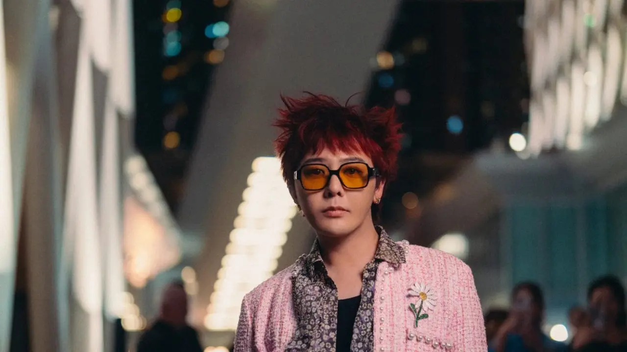 King is Back! Gaya Nyentrik G-Dragon dengan Pink Blazer dan Rambut Messy di CHANEL Cruise 2024/25 Show