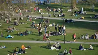 Orang-orang menikmati cuaca hangat di Stockholm, Rabu (22/4/2020). Swedia belum memberlakukan lockdown, seperti mayoritas negara Eropa lainnya, namum pemerintah memberikan tanggung jawab besar kepada penduduknya untuk membantu mengurangi penyebaran virus corona. (Anders WIKLUND/TT NEWS AGENCY/AFP)