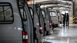 Pekerja merakit ambulans di basis manufaktur milik perusahaan Brilliance Auto di Shenyang, China, 3 Februari 2020. Gelombang pertama produksi sebanyak 10 ambulans bertekanan negatif akan rampung pada 5 Februari dan langsung digunakan untuk memerangi epidemi coronavirus baru. (Xinhua/Pan Yulong)