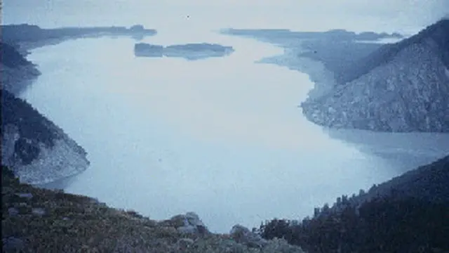 Foto udara Lituya Bay (Teluk Lituya) yang diambil setelah gempa 9 Juli 1958. (USGS)
