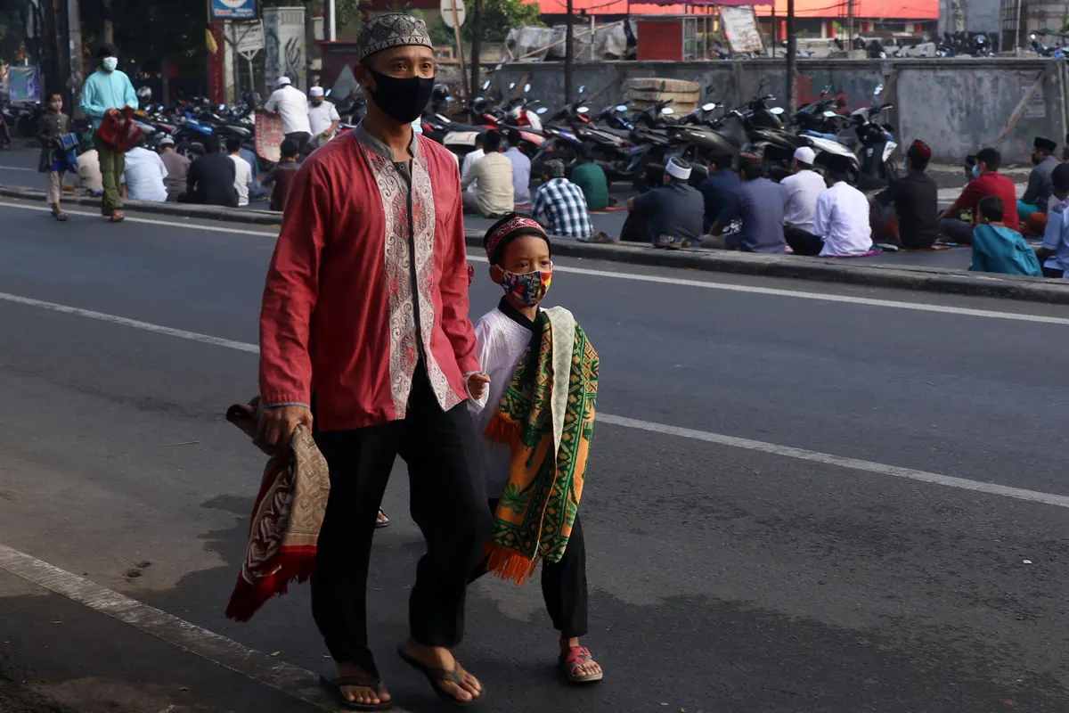 FOTO: Masjid di Tangerang Gelar Salat Idul Adha dengan Protokol Kesehatan Ketat