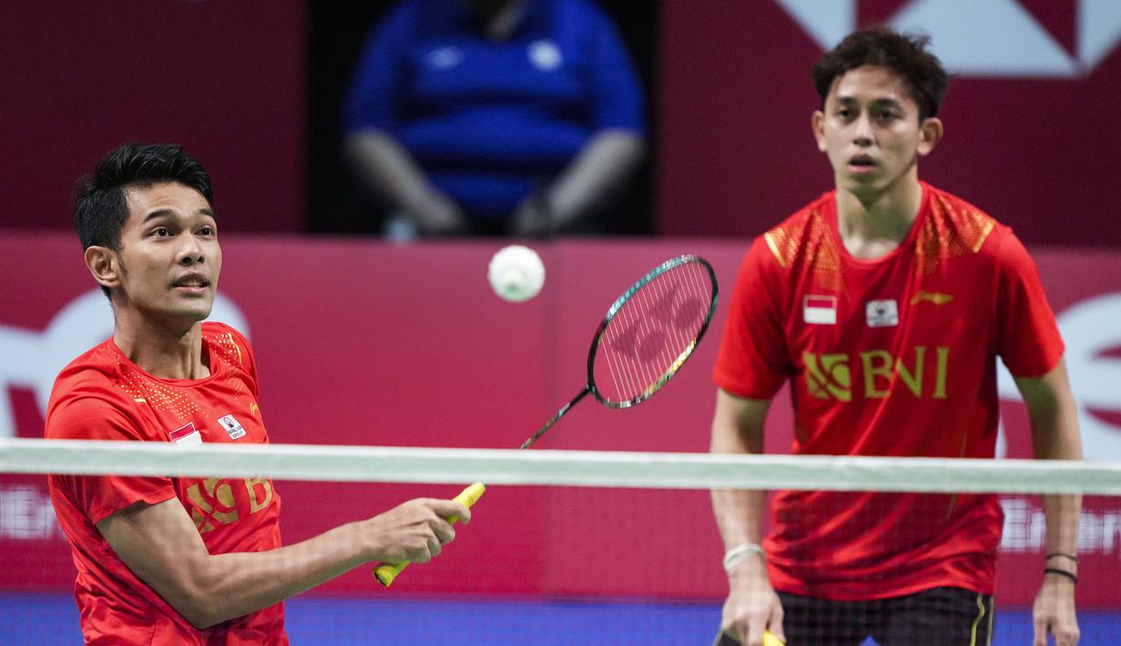 Atlet bulutangkis ganda putra Indonesia, Fajar Alfian dan Muhammad Rian Ardianto saat melawan wakil China dalam final Piala Thomas 2020 yang berlangsung di Denmark, Minggu (17/10/2021). (AP/Ritzau Scanpix/Claus Fisker)
