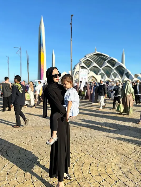 "Ada beberapa tapi belum tahu arahnya mau ke mana. Siapa pun yang deketin aku, aku selalu bilang ‘Kalau cuma mau main-main, jangan, bukan gue, mendingan ke tempat lain’," ujar Aura Kasih saat ditemui di kawasan Kalibata, Jakarta Selatan, Senin (10/7) dilansir dari Kapanlagi. [Instagram/aurakasih]