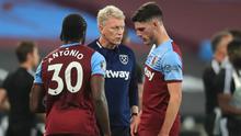 Pelatih West Ham United, David Moyes, memberikan arahan kepada pemainnya saat menghadapi Watford pada laga lanjutan Premier League pekan ke-36 di London Stadium, Sabtu (18/7/2020) dini hari WIB. West Ham menang 3-1 atas Watford. (AFP/Adam Davy/pool)
