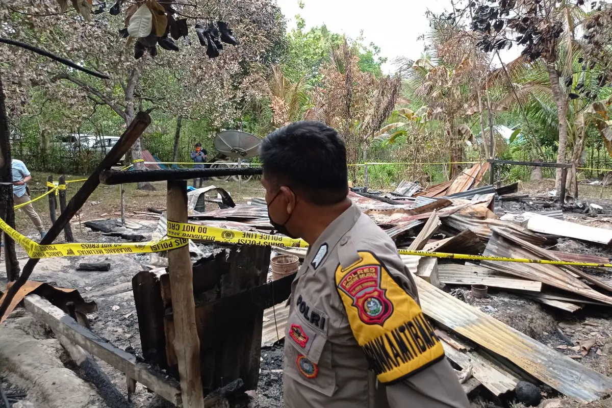 Polisi mengejar pelaku pembakaran rumah di Konawe selatan usai warga menuduh seorang wanita memiliki ilmu hitam parakang.(Liputan6.com/Ahmad Akbar Fua)