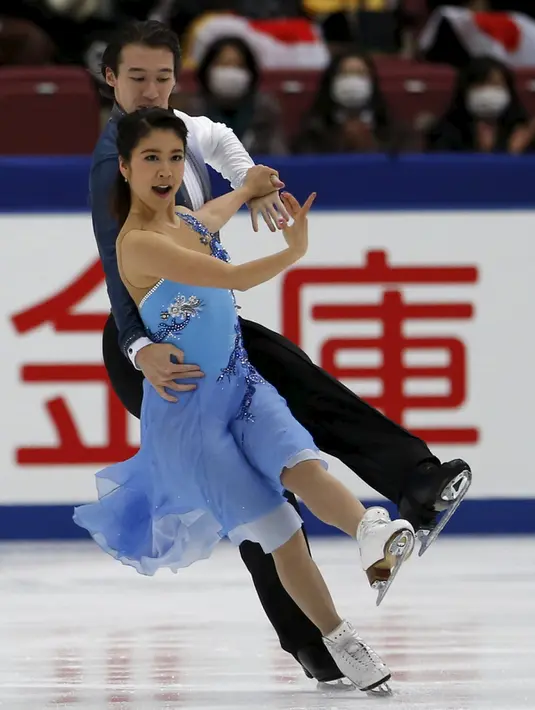 Kana Muramoto bersama (depan) bersama pasangannnya Chris Reed dari jepang menunjukan kobolehan mereka di atas lantai es dalam Grand Prix ISU Figure Skating di Nagano, Jepang, (28/11).  (REUTERS/Yuya Shino)