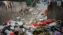 Tumpukan sampah rumah tangga mengotori Jalan Raya Tanah Baru di kawasan Depok, Jawa Barat, Rabu (15/5/2019). Kurangnya tempat penampungan membuat warga terpaksa membuang sampah di lokasi tersebut, meskipun menimbulkan bau tidak sedap serta mengotori jalan. (Liputan6.com/Immanuel Antonius)