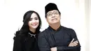 Kini Gita Gutawa dan sang ayah kerap bekerja bersama dalam berbagai proyek musik. Keduanya selalu tampil kompak bersama baik sebagai rekan kerja maupun sebagai anak dan ayah.  (Liputan6.com/IG/@gitagut)