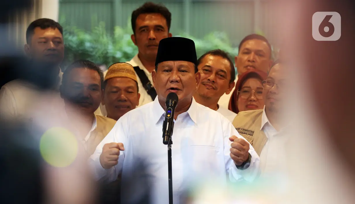 Ketua Umum Partai Gerindra Prabowo Subianto bersama relawan Jokowi Mania (Joman) menyampaikan keterangan pers usai melakukan pertemuan di Rumah Kertanegara, Jakarta, Kamis (16/2/2023). Dalam pertemuan tersebut, relawan Joman sepakat mendukung Prabowo Subianto untuk Pilpres 2024 dan bertransformasi menjadi Prabowo Mania 08. (Liputan6.com/Johan Tallo)
