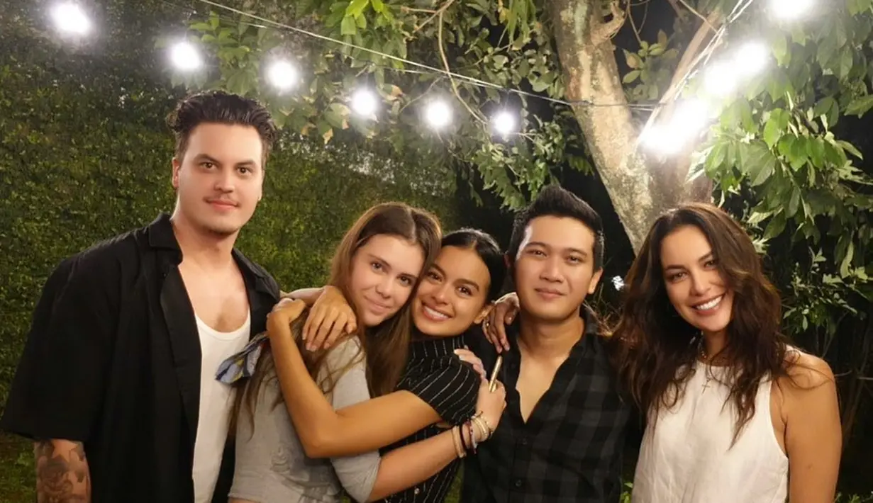 Manuela juga dekat dengan sang kakak Eva Celia. Potret kedekatan antara Manuela dan Eva di hari saat Eva dilamar ini sempat membuat haru netizen. [Foto: Instagram/sophia_latjuba]