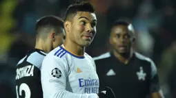 9. Casemiro merupakan salah satu gelandang bertahan terbaik yang dimiliki Real Madrid. Pemain berpaspor Brasil ini bahkan telah mempersembahkan tiga trofi Liga Champions saat berseragam Los Blancos. Gaji yang diterimanya saat ini sama dengan yang diterima oleh Marco Asensio yakni 189 ribu Euro per pekan atau 2,9 miliar rupiah. (AFP/Sergei Gapon)