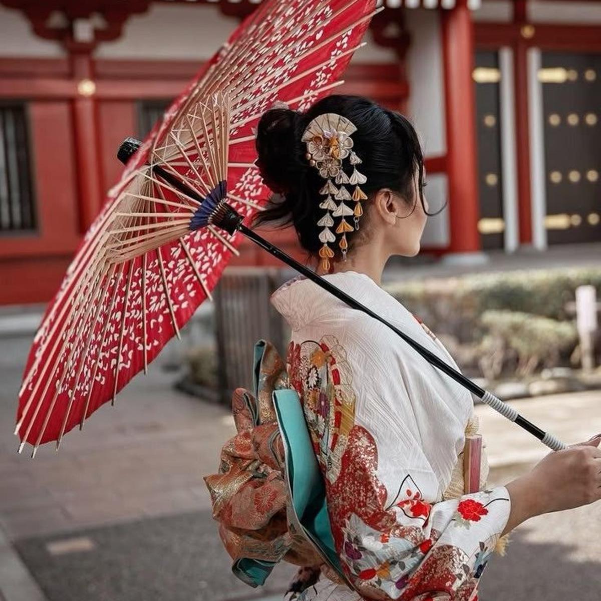 Ilustrasi Wanita Jepang Menggunakan Kimono Memegang Payung (©Pinterest)