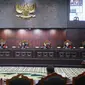Ketua Mahkamah Konstitusi (MK) Anwar Usman membacakan hasil putusan sidang penetapan batas usia Calon Presiden (Capres) dan Calon Wakil Presiden (Cawapres) di Gedung Mahkamah Konstitusi, Jakarta, Senin (16/10/2023). (Liputan6.com/Faizal Fanani)