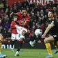 Pemain Manchester United Anthony Martial (tengah) menendang bola ke gawang Wolverhampton Wanderers pada putaran ketiga Piala FA di Old Trafford, Manchester, Inggris, Rabu (15/1/2020). Manchester United menang 1-0. (AP Photo/Rui Vieira)